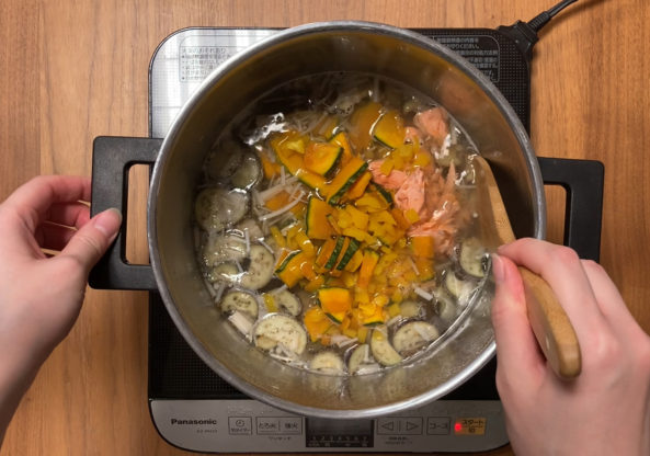玄米おじや　鮭とパプリカかぼちゃを煮込むシーン