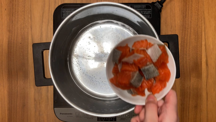 鮭の炒り卵おじや　鮭を煮るシーン
